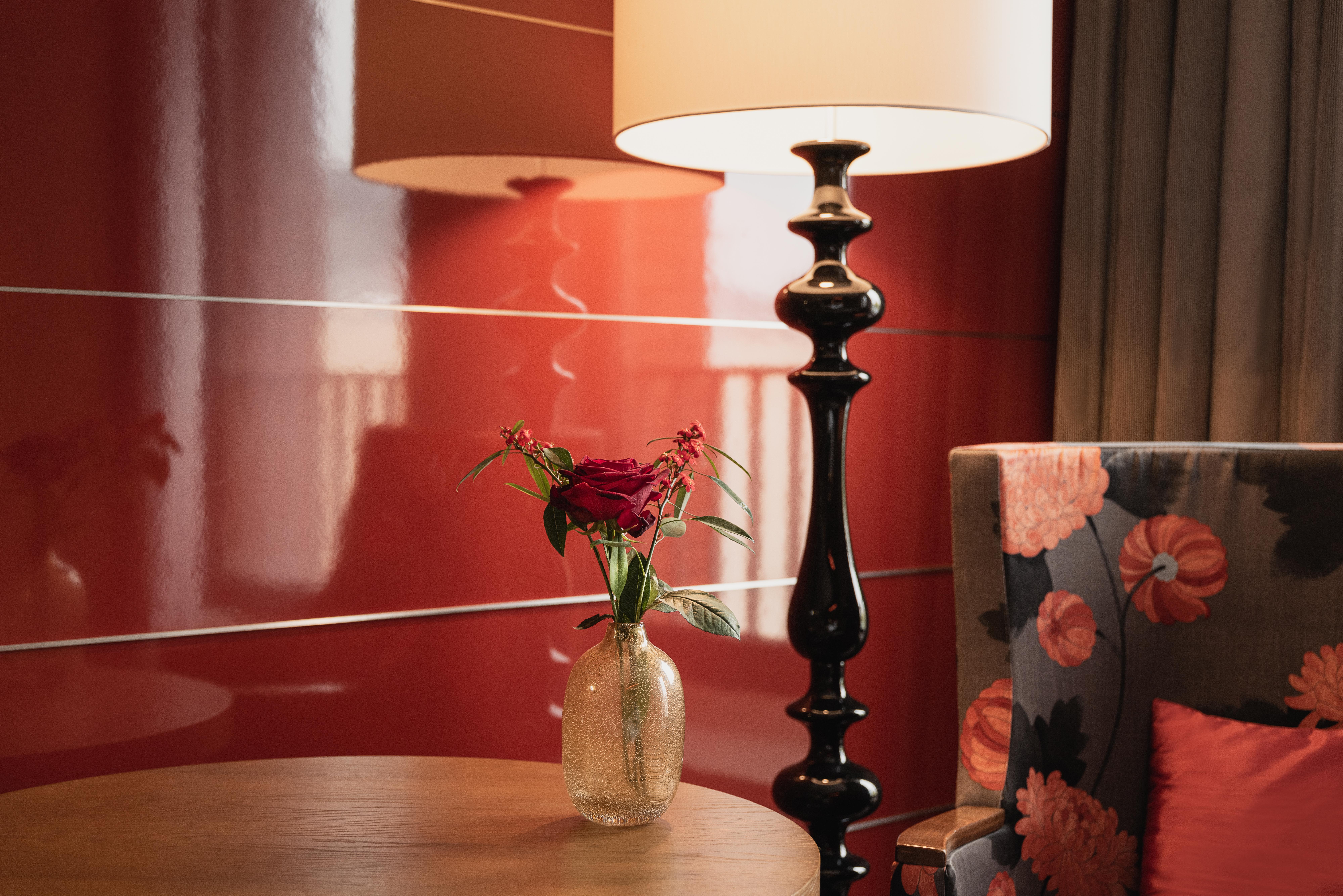 힐튼 더 헤이그 외부 사진 A table lamp