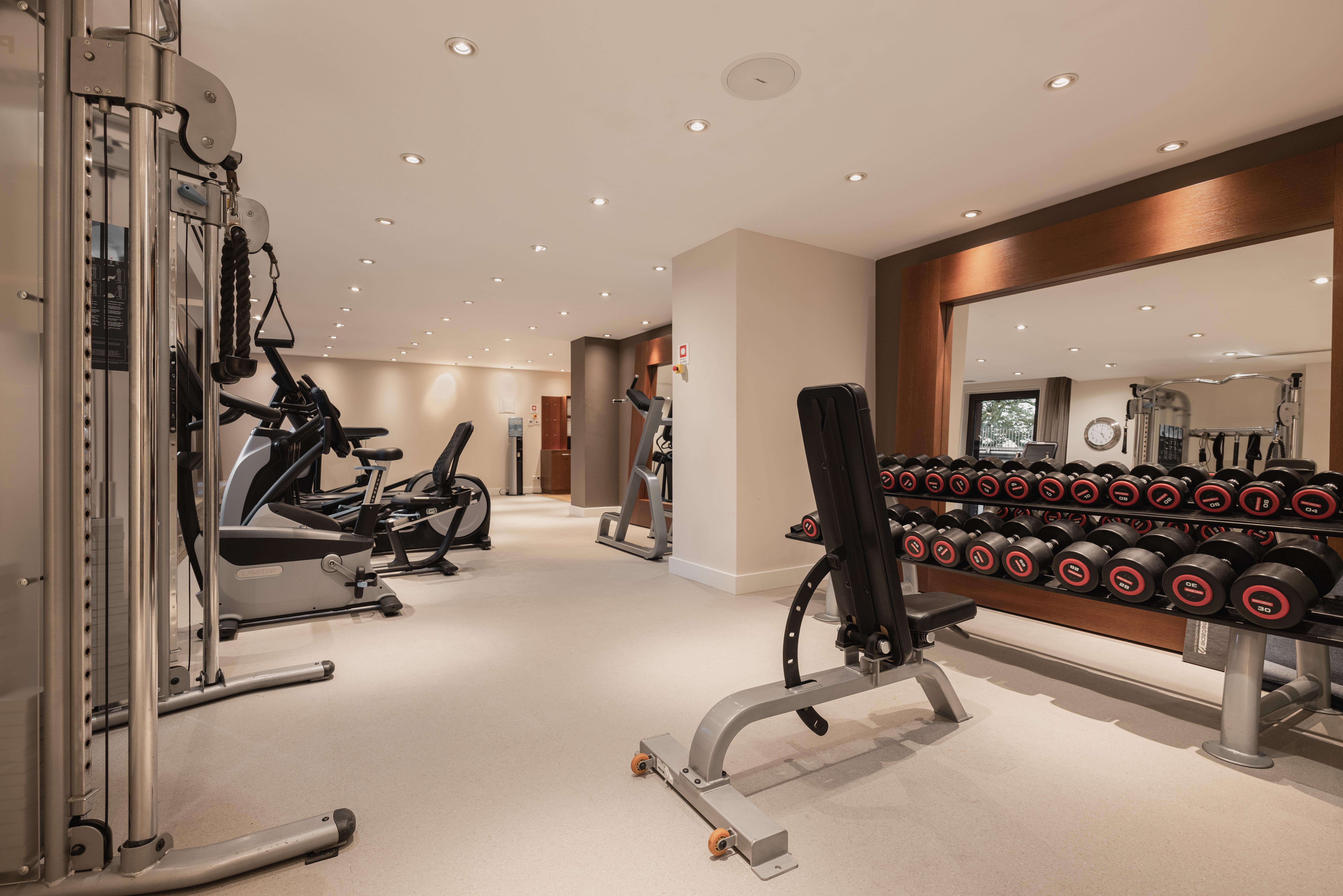 힐튼 더 헤이그 외부 사진 The gym at The Dorchester