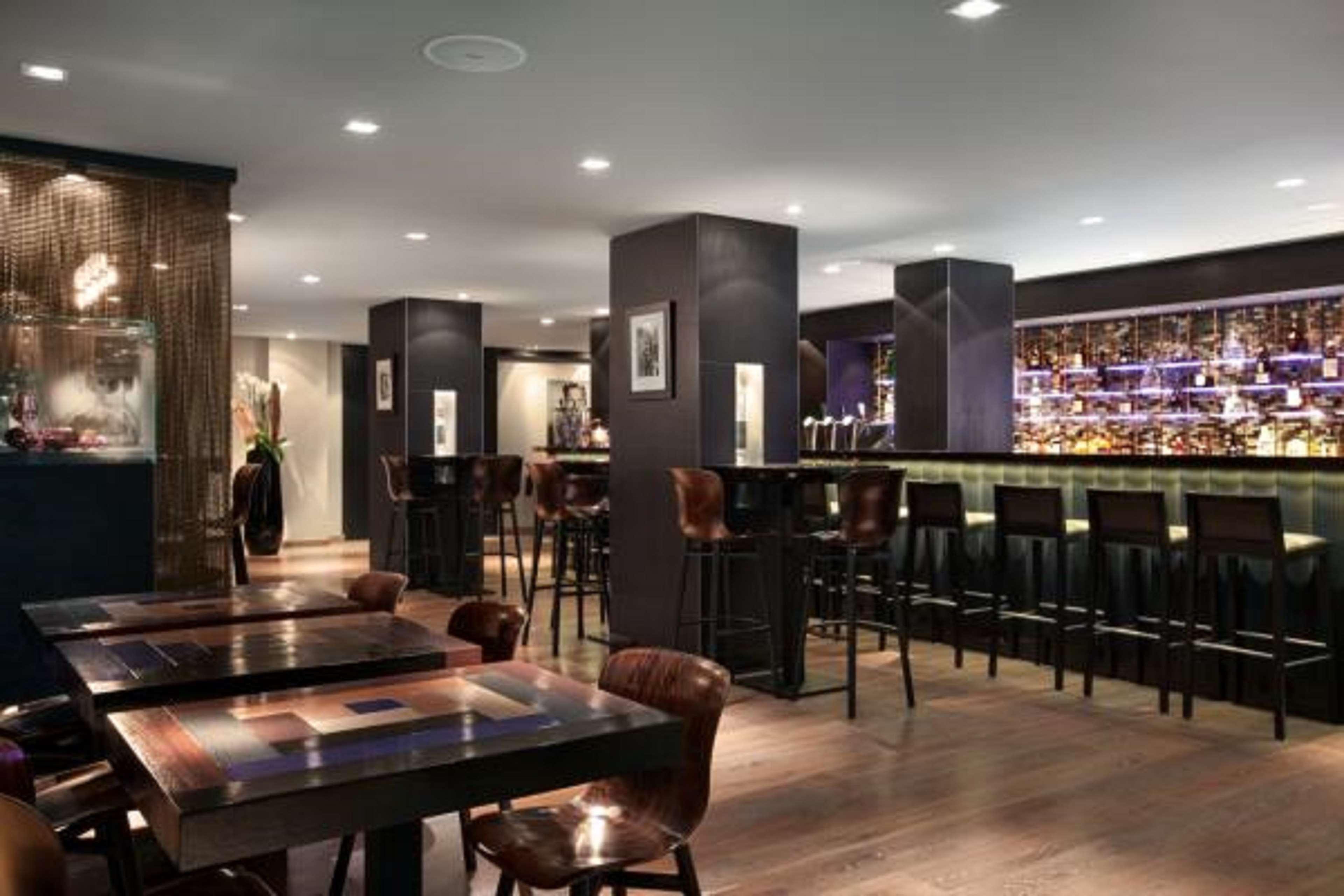 힐튼 더 헤이그 외부 사진 The bar at the London Edition