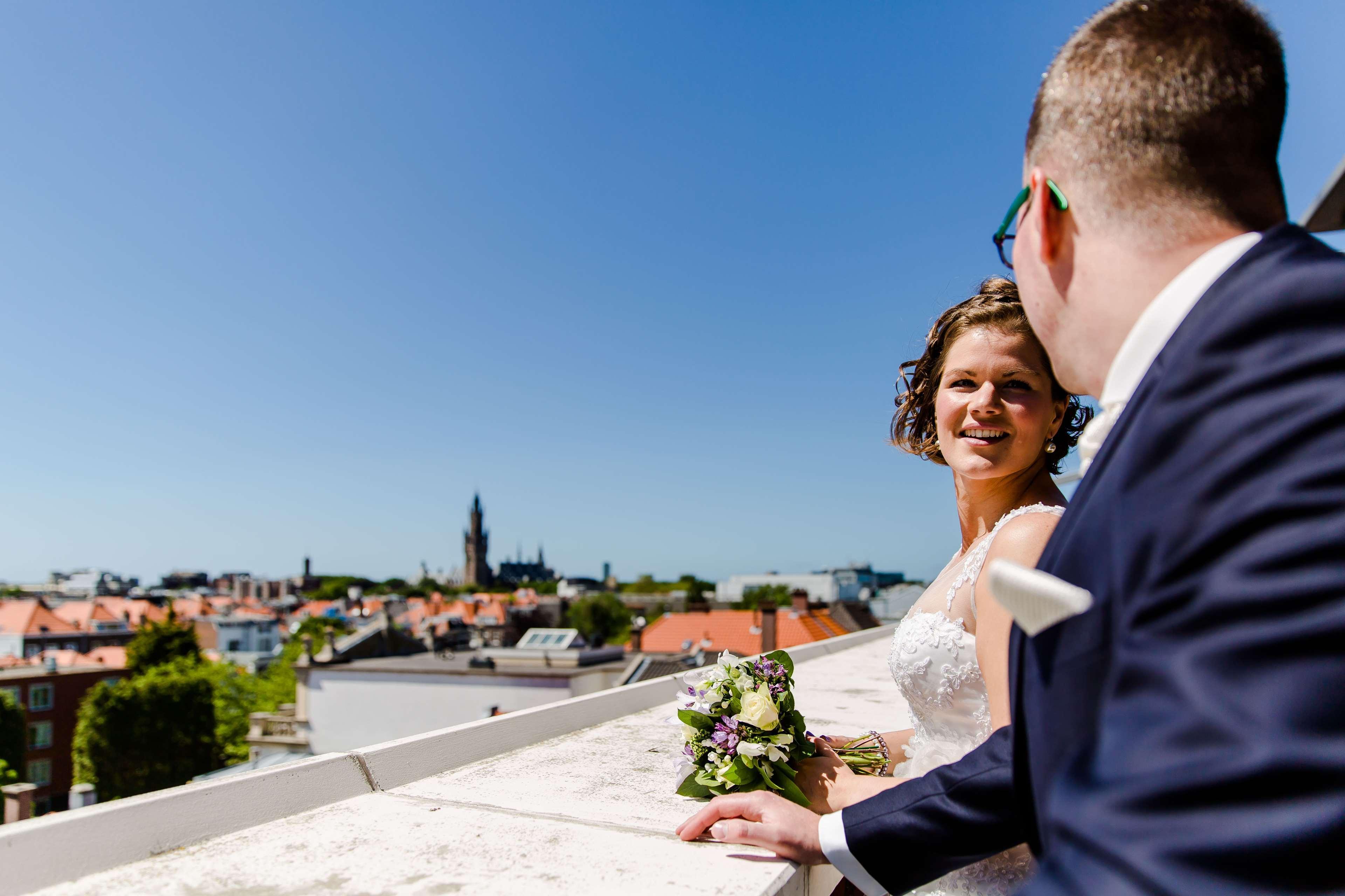 힐튼 더 헤이그 외부 사진 Wedding couple on the roof of the Hotel