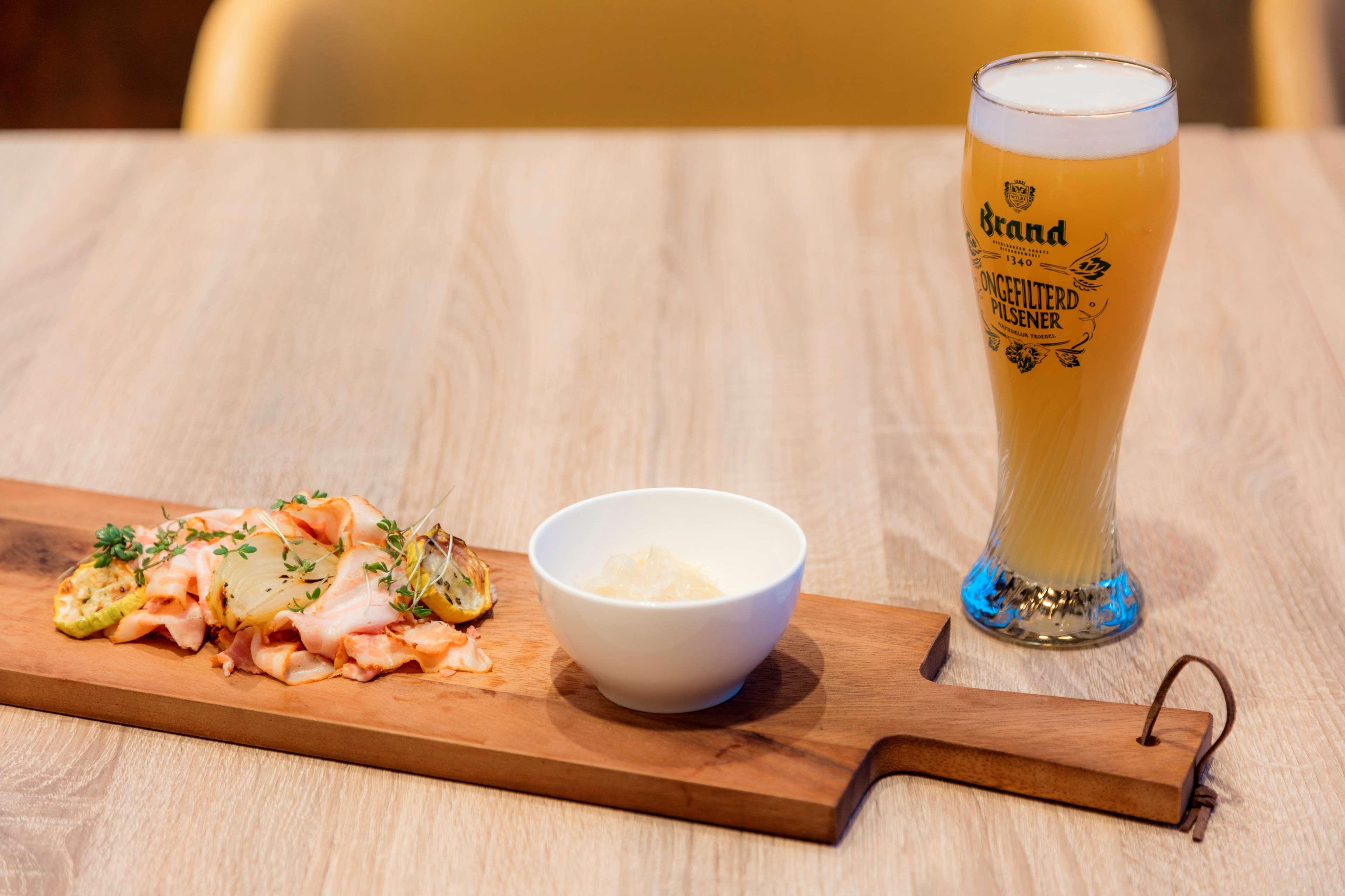 힐튼 더 헤이그 외부 사진 Beer and tapas