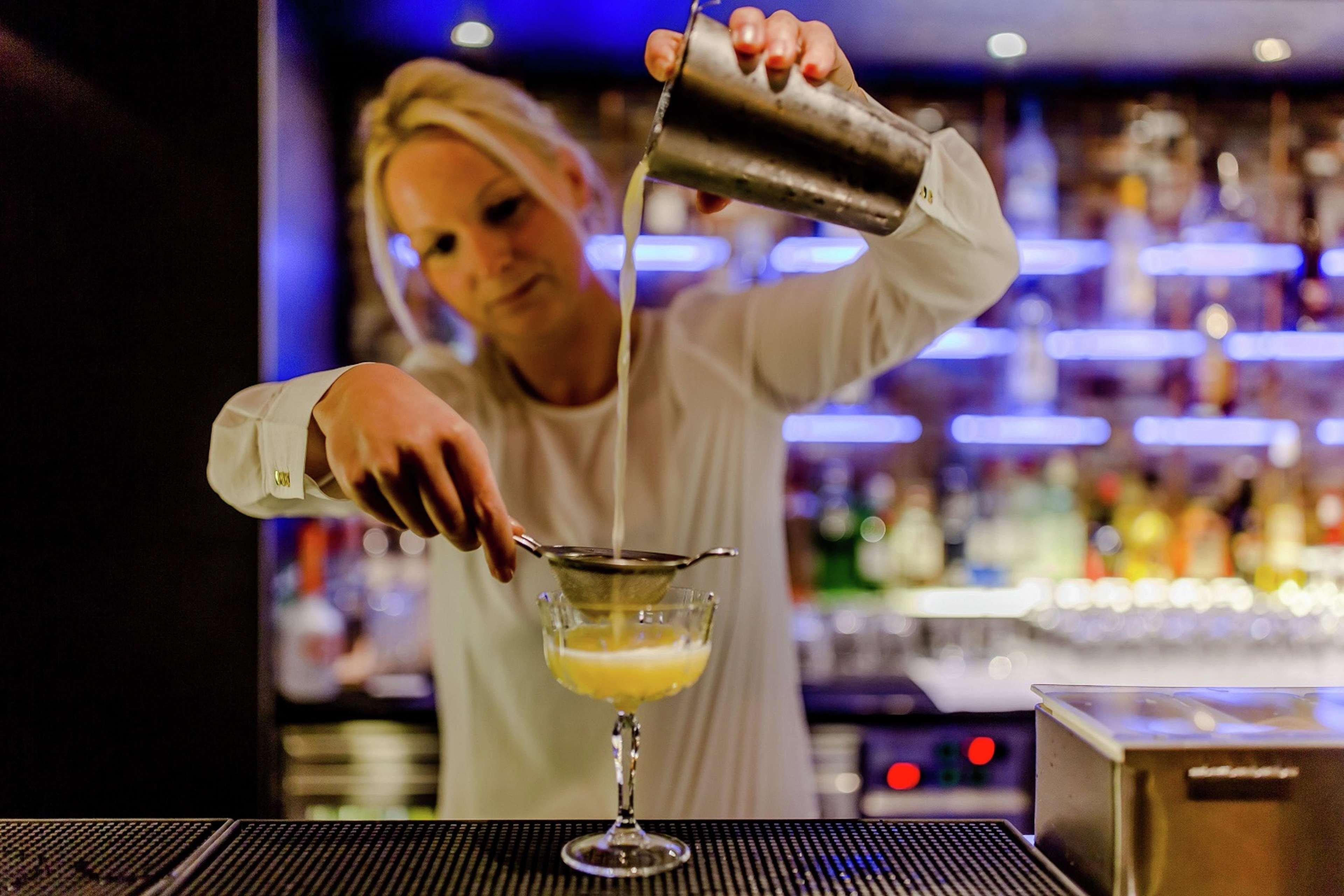 힐튼 더 헤이그 외부 사진 A bartender at work