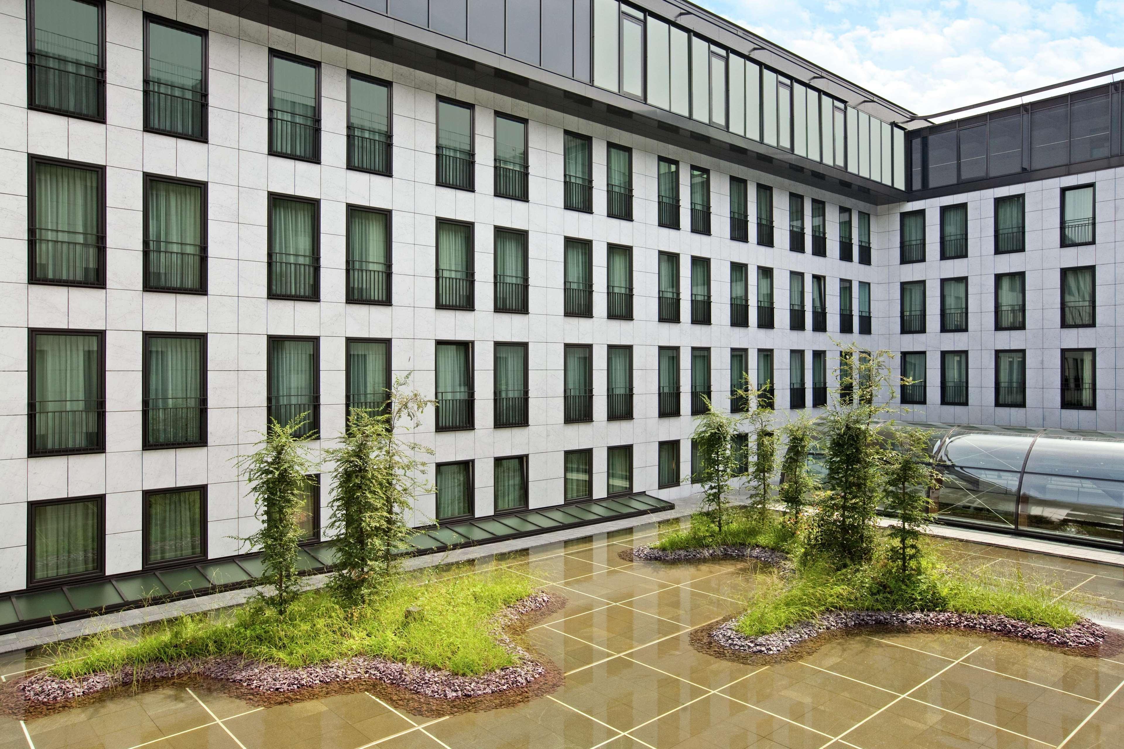힐튼 더 헤이그 외부 사진 The courtyard of the new building