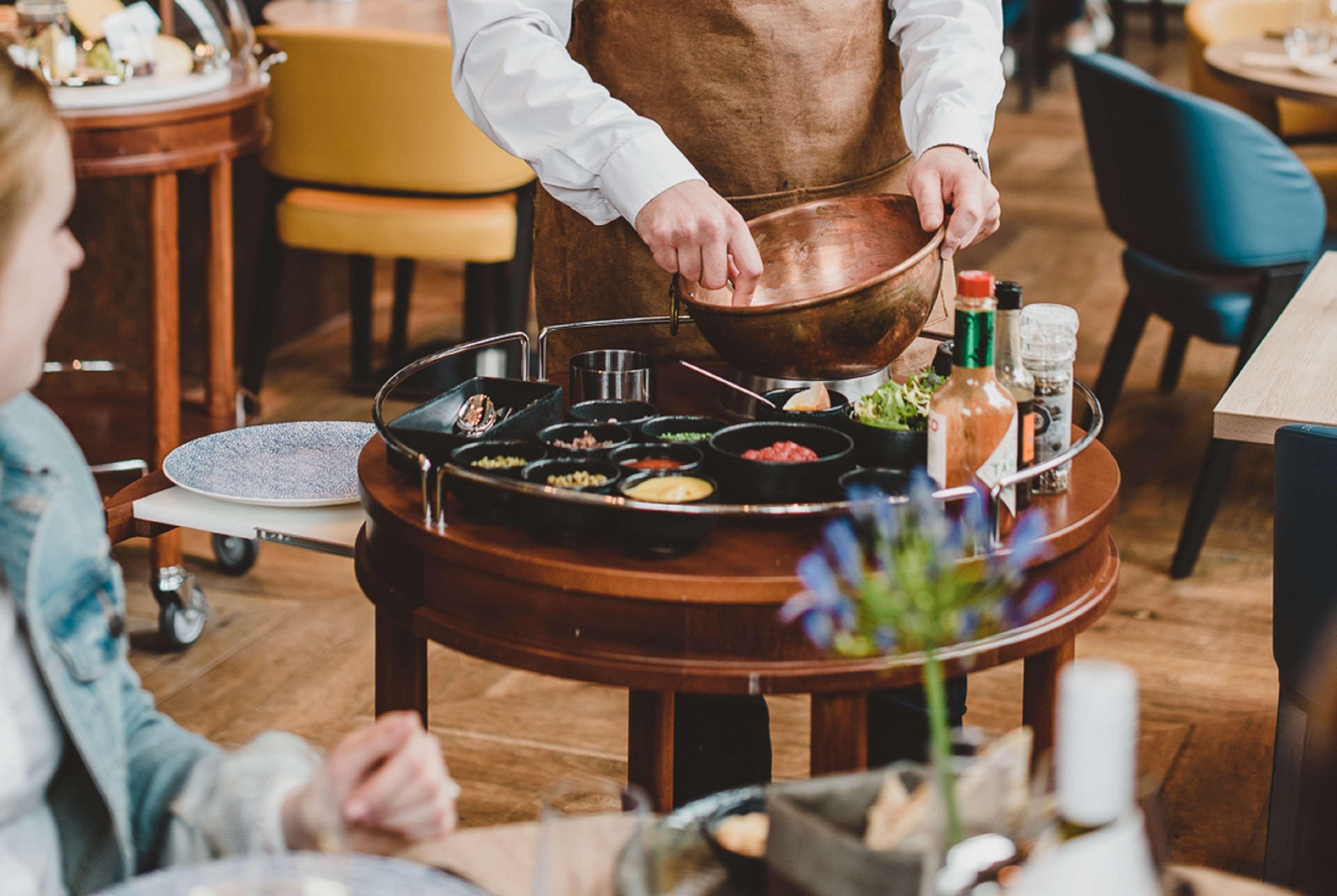 힐튼 더 헤이그 외부 사진 A server at work