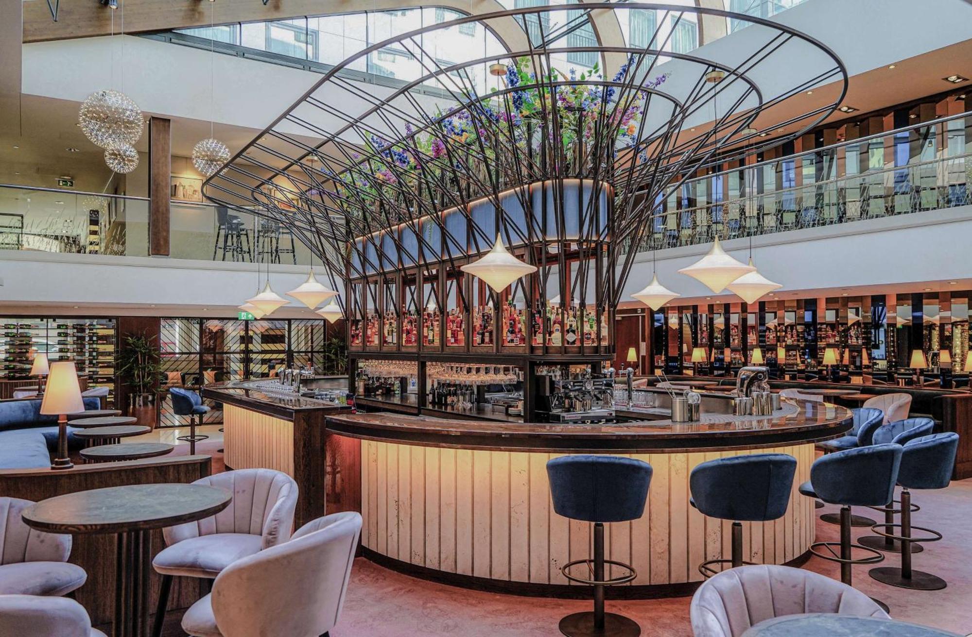 힐튼 더 헤이그 외부 사진 The bar at the 2018-opened, 100-metre-long, 1,000-seat, 10-storey, 10,000-square-metre (110,000 sq ft) terminal