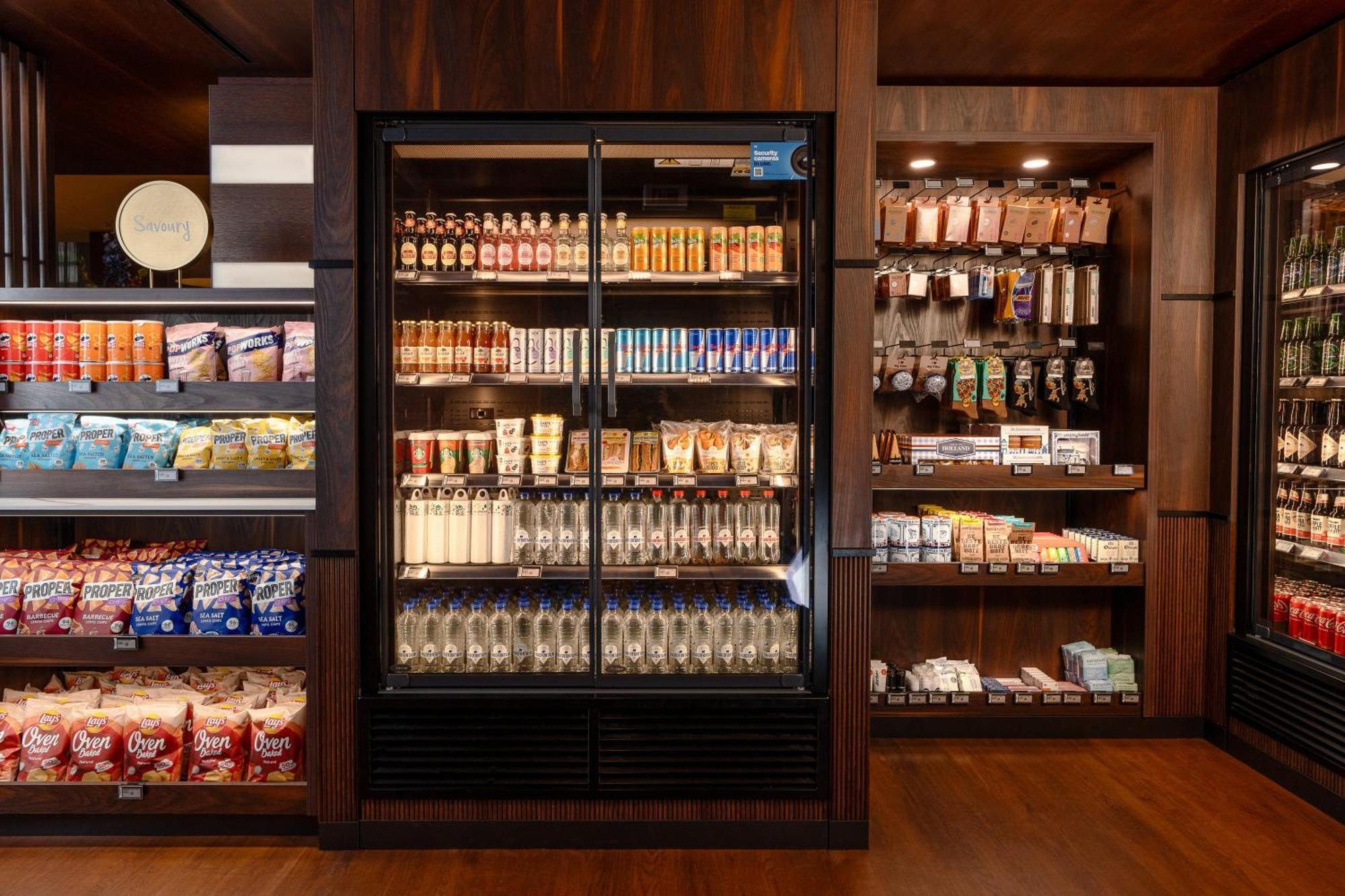 힐튼 더 헤이그 외부 사진 A typical Starbucks Reserve bar